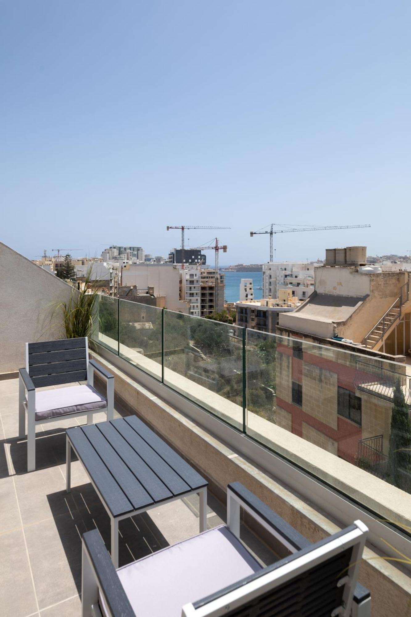 Modern 2Br Cosy Apartment With Large Terrace - Close To Manoel Island & Tigne Shopping Mall Слима Экстерьер фото